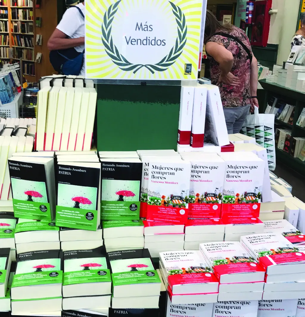 Mujeres que compran flores